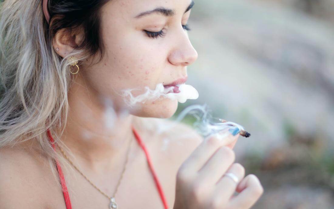 People-smoking-marijuana-and-feeling-what-its-like-to-be-high